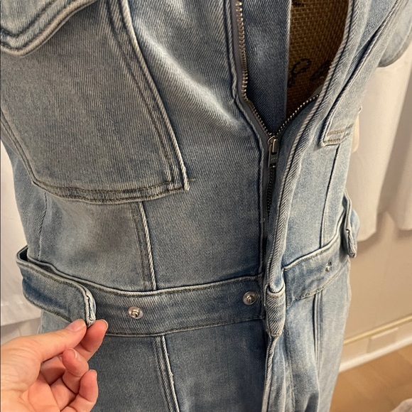 Good American Light Wash Denim Short-Sleeve Overalls - Picture 3 of 5